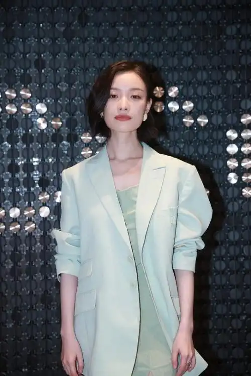 入围白玉兰女主角的倪妮身材真好穿普通西装也挺高级看着真美