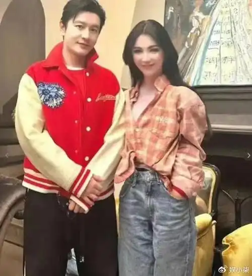 黄晓明叶珂外出仍避嫌杨颖懒理前夫忙复出登国内杂志再试水