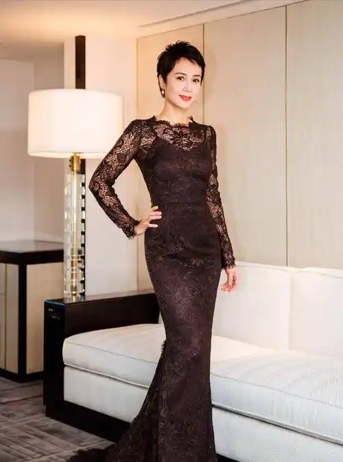 蒋雯丽投身中戏当老师,非常注意外在的保养,56岁依旧风生水起_白色_一