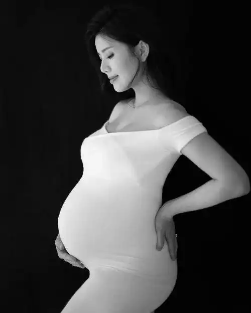 近日,腹大便便的张美妮趁着生之前去拍了一辑巨肚写真照以作留念67