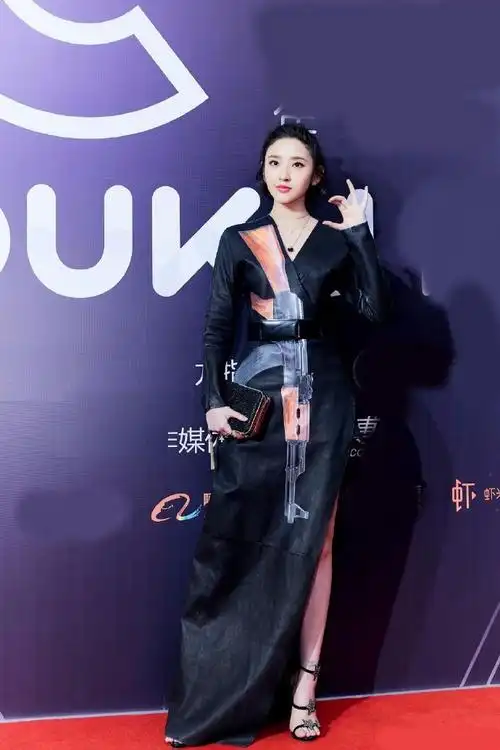 同时开叉的裙摆设计,让唐艺昕的美腿得到凸显,搭配个性一字带凉鞋