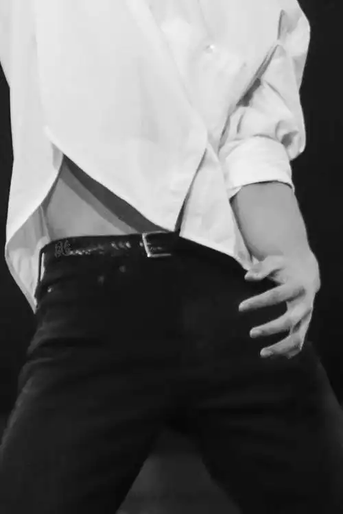 点开收看还不到16岁的易烊千玺的腹肌@tfboys-易烊千玺#易烊千玺电影