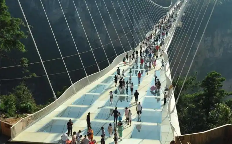 【保安蜀黍】你不敢走这种玻璃大桥是因为不相信这种玻璃呢?