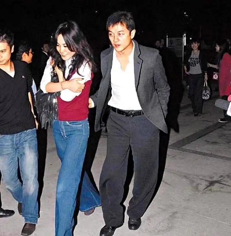 王菲和李亚鹏早期合影,他们无法走到最后的原因是因为李亚鹏太过于