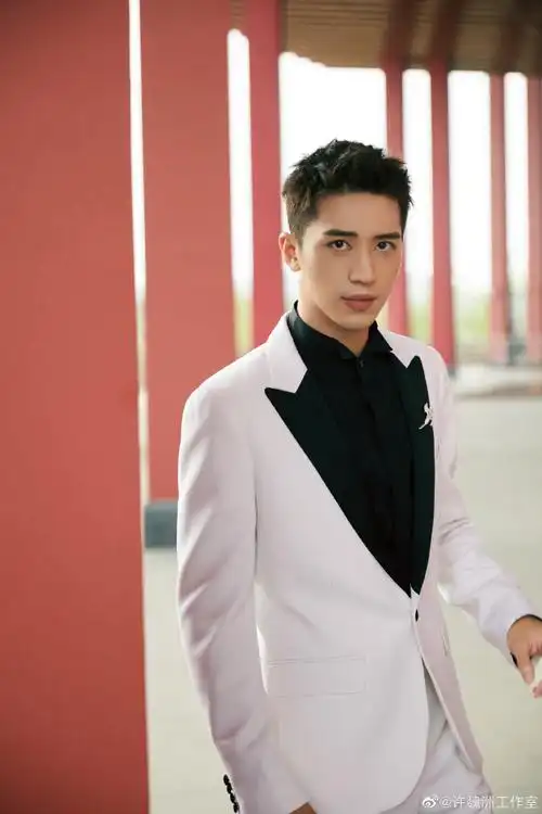 许魏洲初秋庭院大片##许魏洲北影节黑白撞色西装