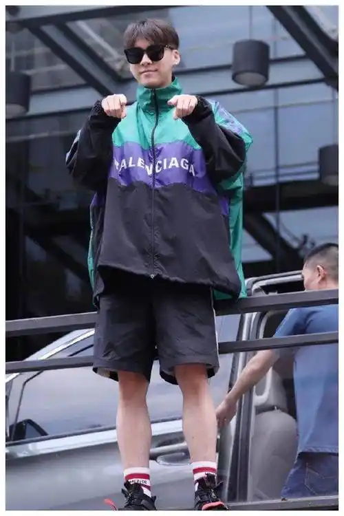 但是,这次李易峰被太阳晒黑的这件造型看起来休闲活泼,但是下半身搭配