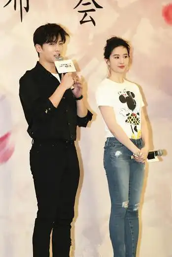 刘亦菲到底是有多胖,紧身牛仔裤被撑开成这样,无法直视啊