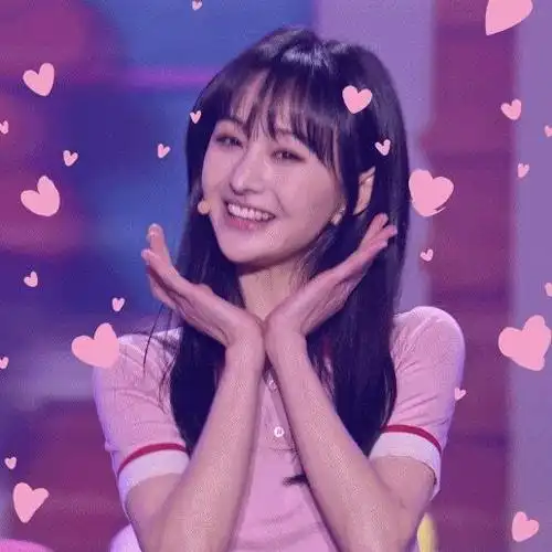 2020年郑爽一家三口现身春晚,小爽身穿粉色上衣加红色短裙,好美