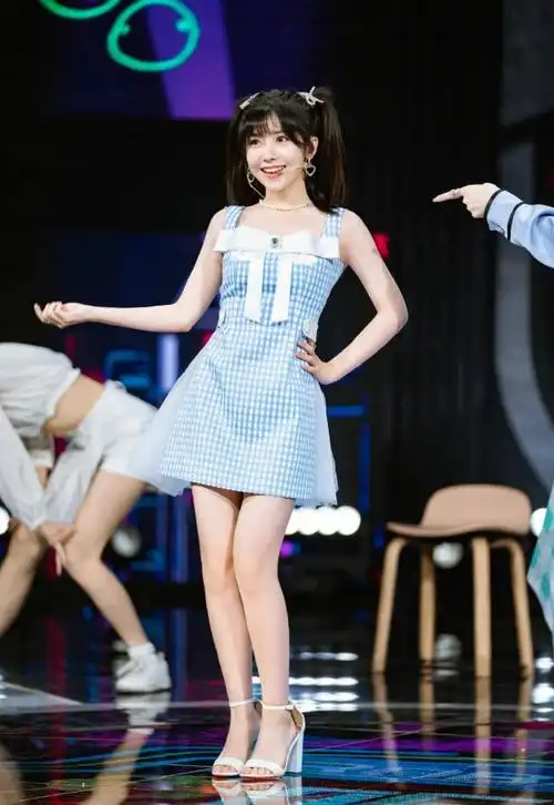 赖美云新歌上线,穿"儿童裙"毫无违和感,夏日写真俏皮灵动