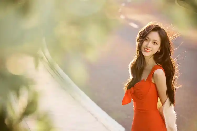 吴宣仪这组图每一张都是壁纸的程度~ 红色吊带裙俏皮又性感……__财经