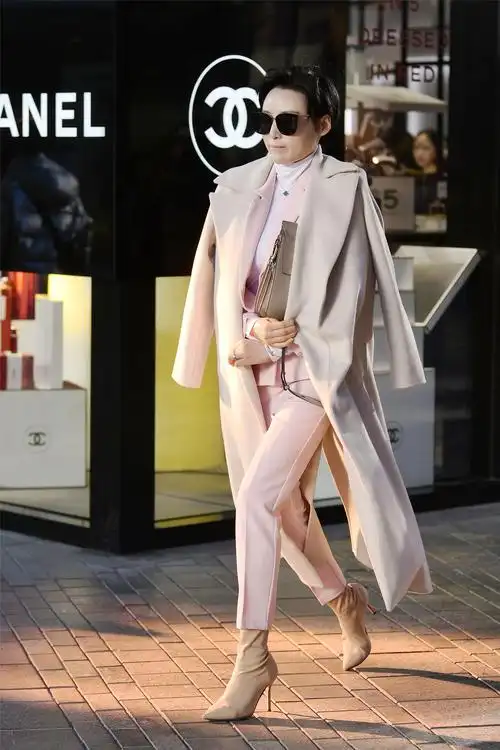 这些小姐姐逛街依旧坚持穿高跟鞋,看搭配出来的效果,累点也值了