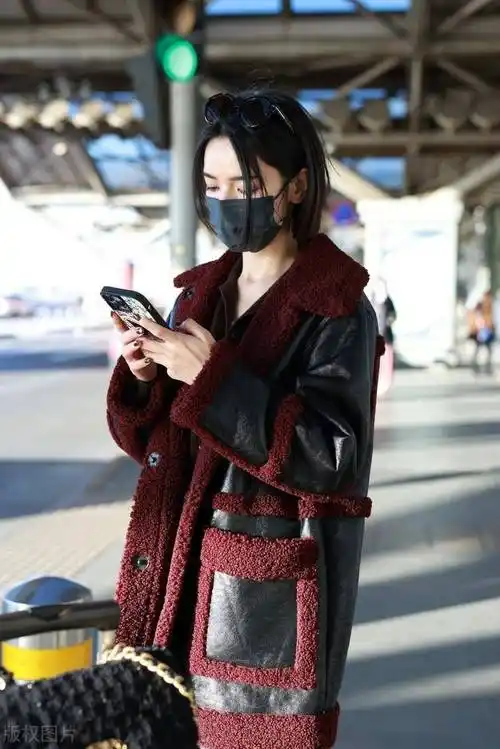 代斯现身北京机场 身材高挑气质非凡