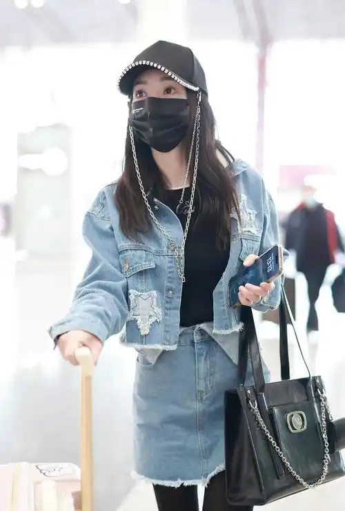 柳岩自从身材瘦了之后,衣品越来越好了,已经慢慢成长为"机场带货女王"