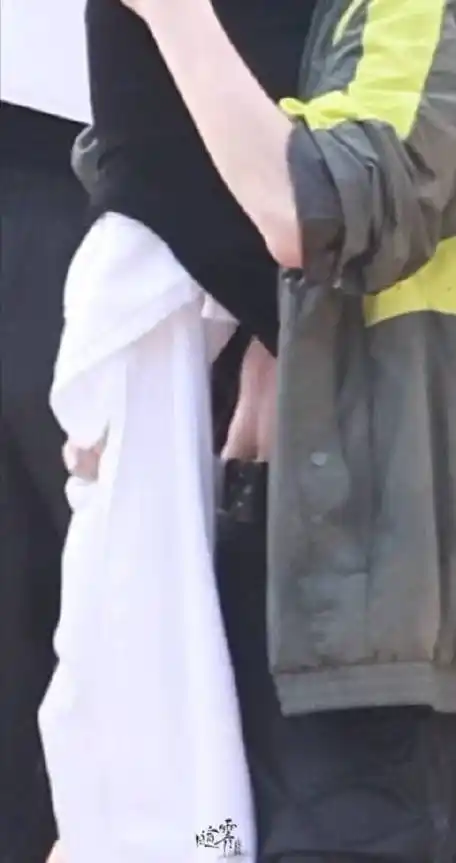 宋亚轩超话9915#宋亚轩这是我的岛#    这是什么!  是轩哥的腹肌!