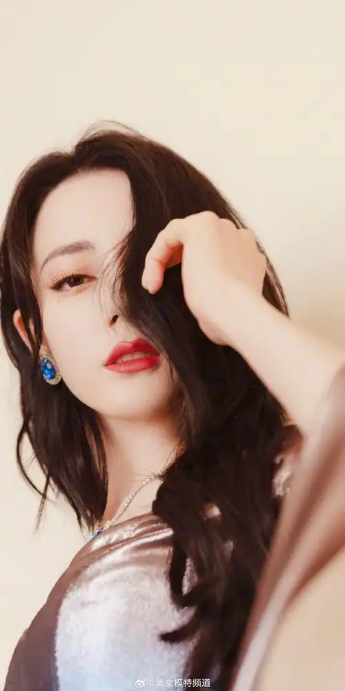 迪丽热巴卷发红唇