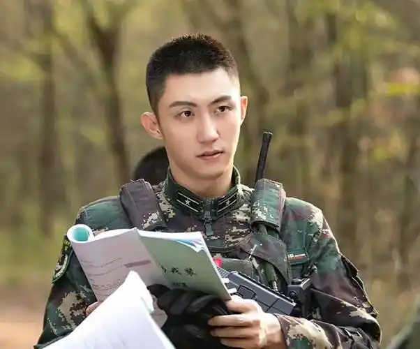 亲爱的戎装终于要来了黄景瑜军装上阵看到女主我放心了