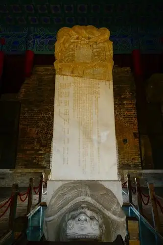 这个角度看哪里像是陵墓,分明是某座城池的大门,霸气不是侧漏,而是全