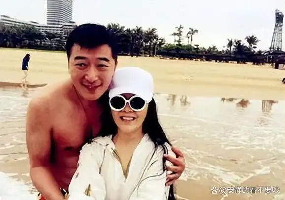 演员邵峰退圈后定居加拿大豪宅内打球吃烤羊茅台洋酒成排