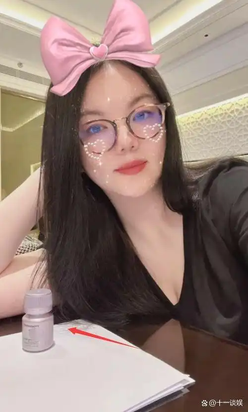 6月16日,李湘在社交平台更新多张近照,她带着女儿王诗龄去到了湖北