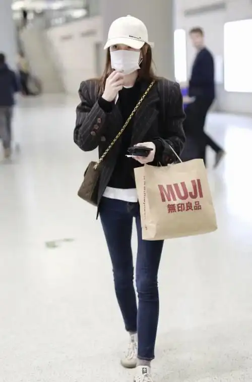 赵嘉敏的"小脏鞋"很普通,但这"铅笔腿",却是女生的理想腿型