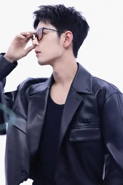 肖战工作室发了15宫格#肖战,戴眼镜最好看的男人90