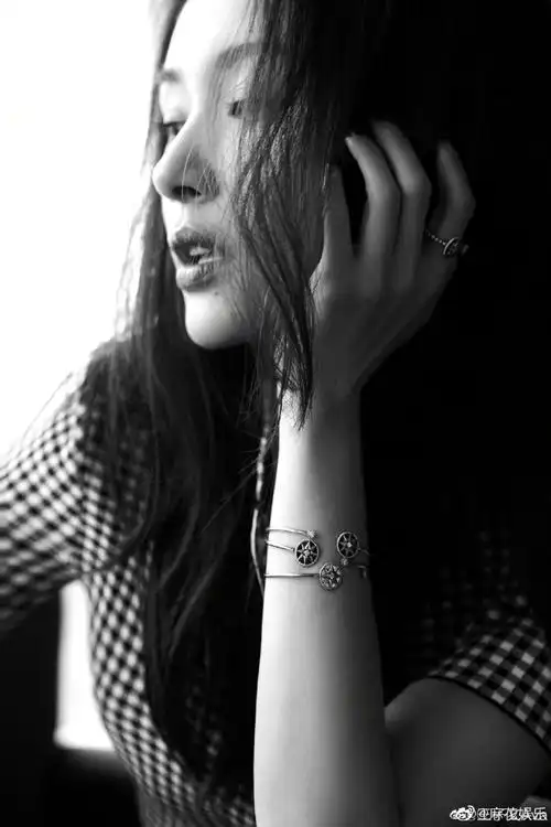 王子文最新营业照,黑白格子套装,卷发红唇,侧颜清冷温柔,冷脸90笑脸