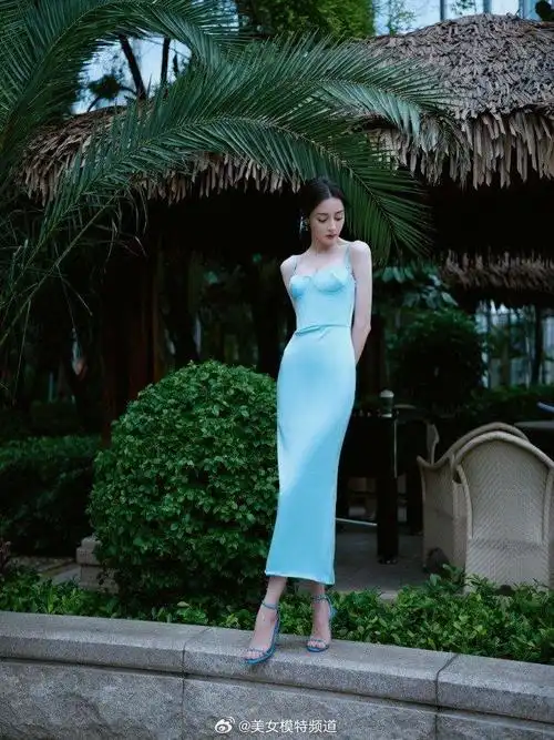 迪丽热巴穿蓝色高开叉长裙低马尾气质温柔笑容甜美