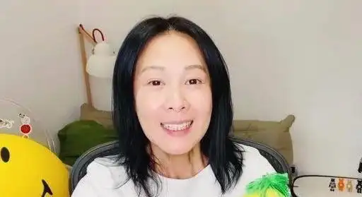 刘若英在家的素颜照51岁脸不是很显老就是脖颈纹太明显了