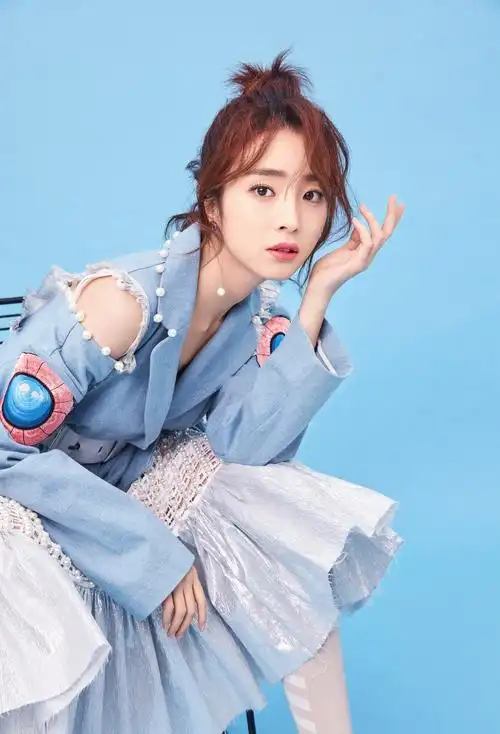 胡冰卿曝冰蓝系写真 灵动俏皮风格百变