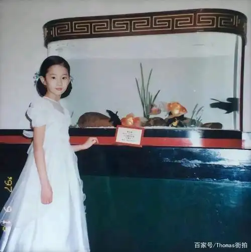 刘亦菲的古典美小脸与小时候婴儿胖脸相差甚远化了妆更加精致