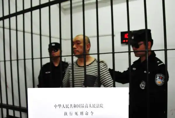 杀害5名被害人的罪犯刘晨鹏验明正身,押赴刑场,执行死刑