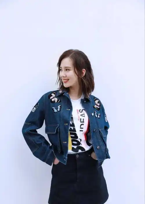 刘诗诗近况复出气质好,粉色t恤穿出少女感,完全看不出是当妈的-第4张