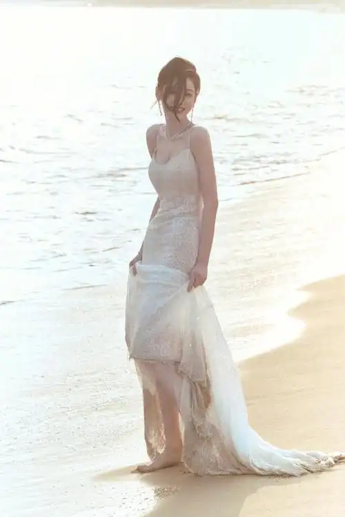 张天爱晒海边沙滩照露背透视裙展现完美身材惊艳无数粉丝