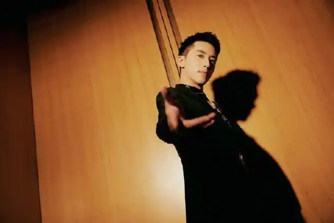 芭男星期衣#近日,@许魏洲zz以寸头造型亮相盛典活动.