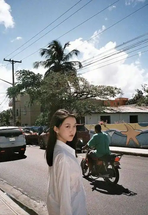 6月10日,有博主晒出了一组偶遇王菲的照片,当时王菲正在观看"重塑