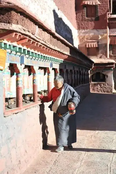 阿里 游记 传说中王菲出家的萨枷寺,其实他们叫做皈依,为皈投或依靠之