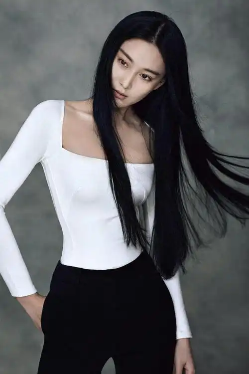 优雅的方领可以露出张馨予精致的锁骨与漂亮的颈部线条,修身的白色