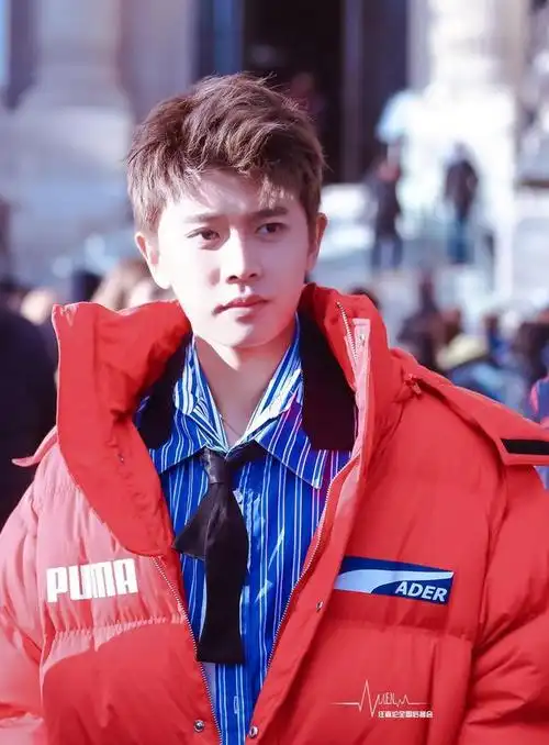 240105 任嘉伦机场造型获赞,粉丝热议青春潮流风!