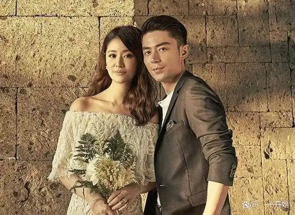 林心如晒与老公合照庆生,夫妻俩没化妆,霍建华鬓角已经有白发!