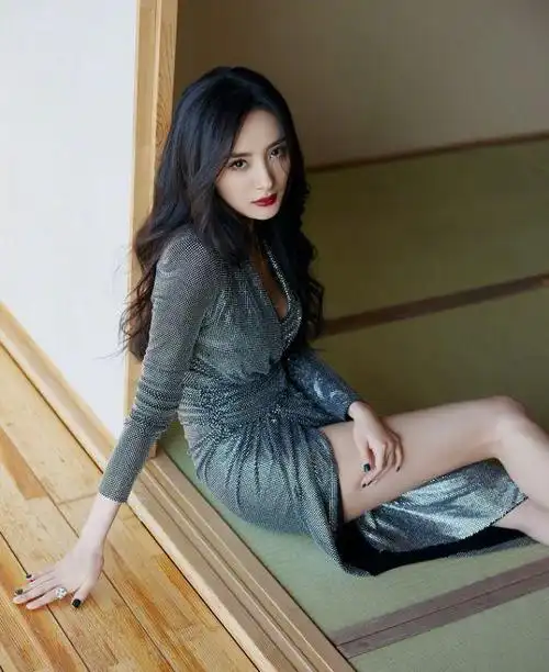 37岁的杨幂身材火辣前凸后翘似20岁少女宛如女王一般