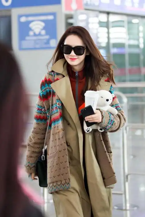 戚薇机场造型太酷了,三层叠穿也不臃肿,随手拍都是高级时尚大片