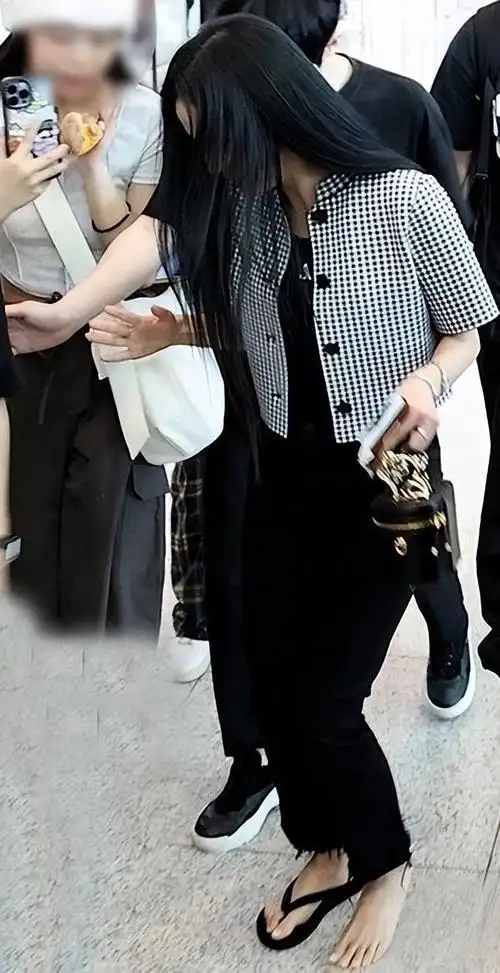 jisoo穿dior人字拖发生意外走一半鞋没了笑晕一旁队友