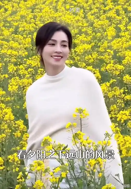 演员张庭踏青,54岁脸庞比油菜花娇艳|张庭|油菜花|踏青_新浪新闻