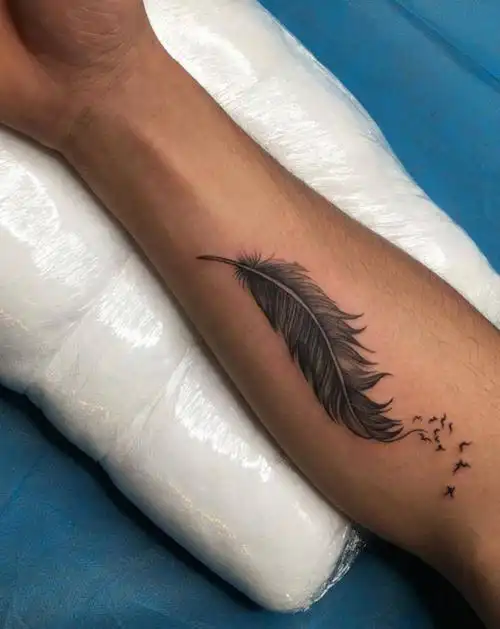 羽毛纹身图片_手臂点刺羽毛纹身图案