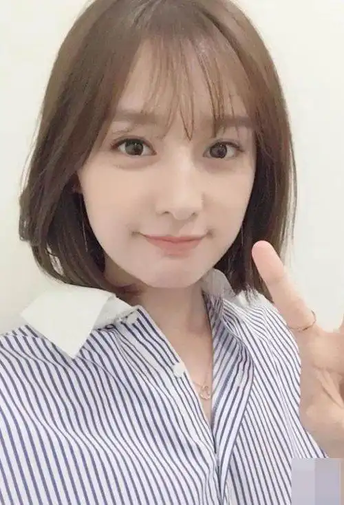 女生内扣适合染什么颜色 美女点缀灵动短内扣发型 挑染出的蓝色头发