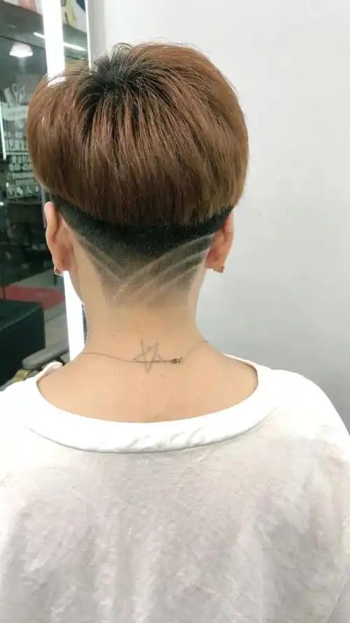 侧面头发挂到耳后特别的干净,鬓角留下一些碎碎的发丝修饰整个脸蛋,大