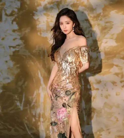 最近,一组杨幂穿着金色晚礼服的图片在网络上引发热议.
