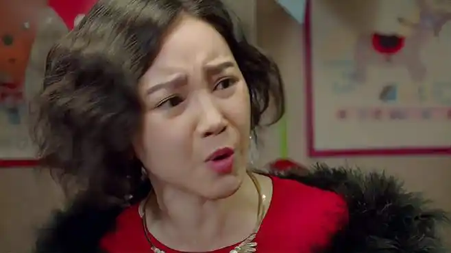 小别离:小宇喂皮皮吃薯片,被蒂娜撞见,瞬间火冒三丈-影视综视频-搜狐