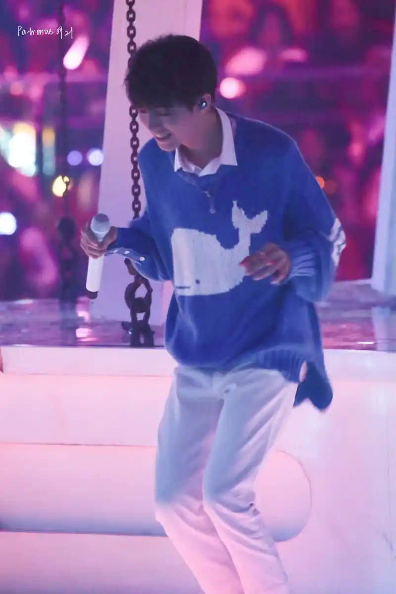 王俊凯和助理撑伞好皮