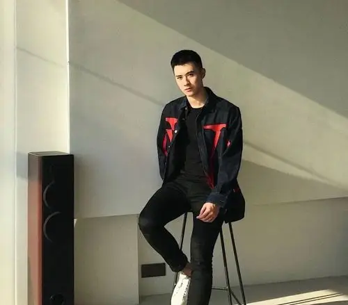 ins上爆火的高鼻梁肌肉男模,大玩正装禁欲拍摄校园写真